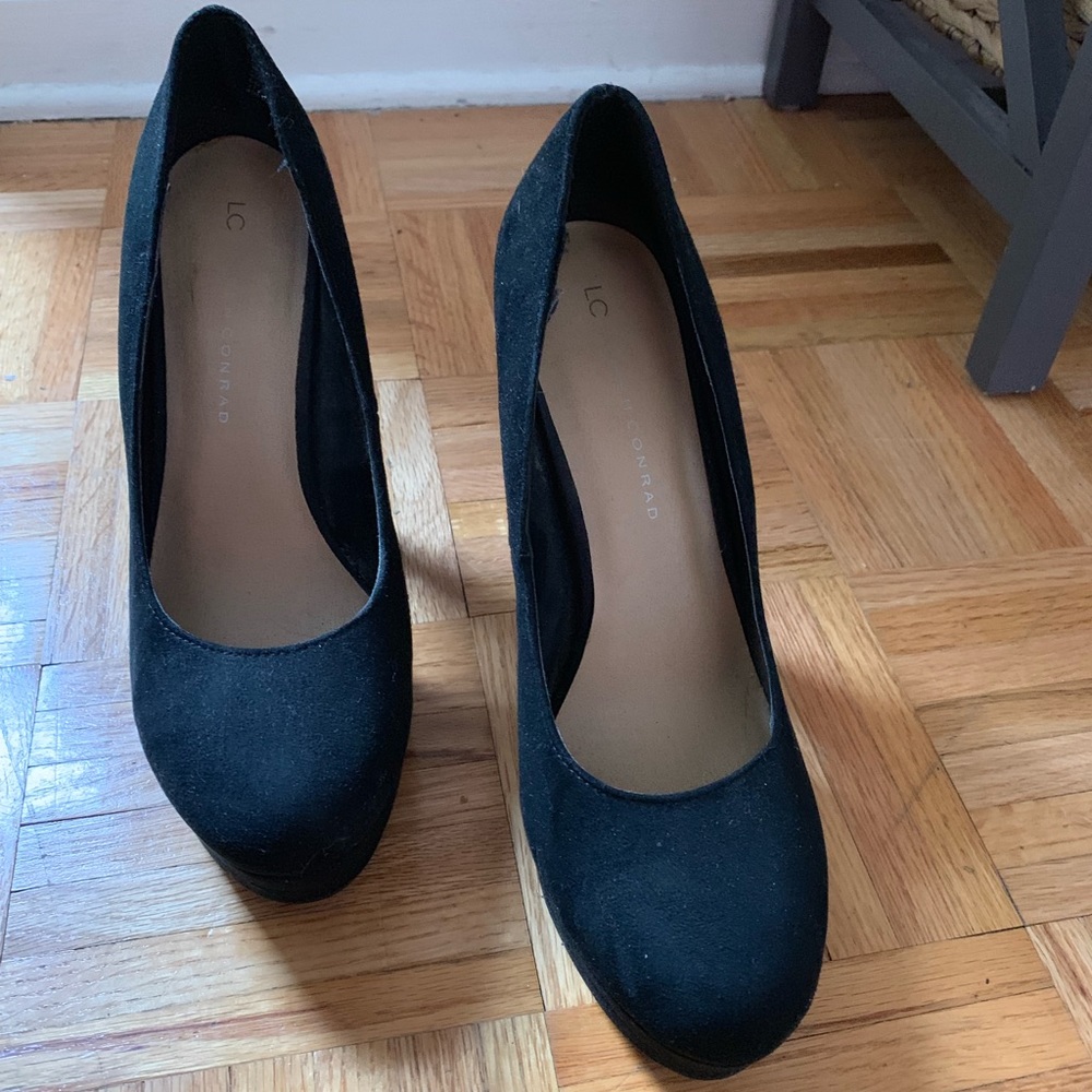 Classic, round toe, black heels/pumps